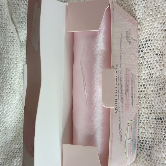 GlossyBox Barbie Cleanser&Box/Hydrating Mist&Vintage Cosmetic Satin Pillowcase - Picture 5 of 16